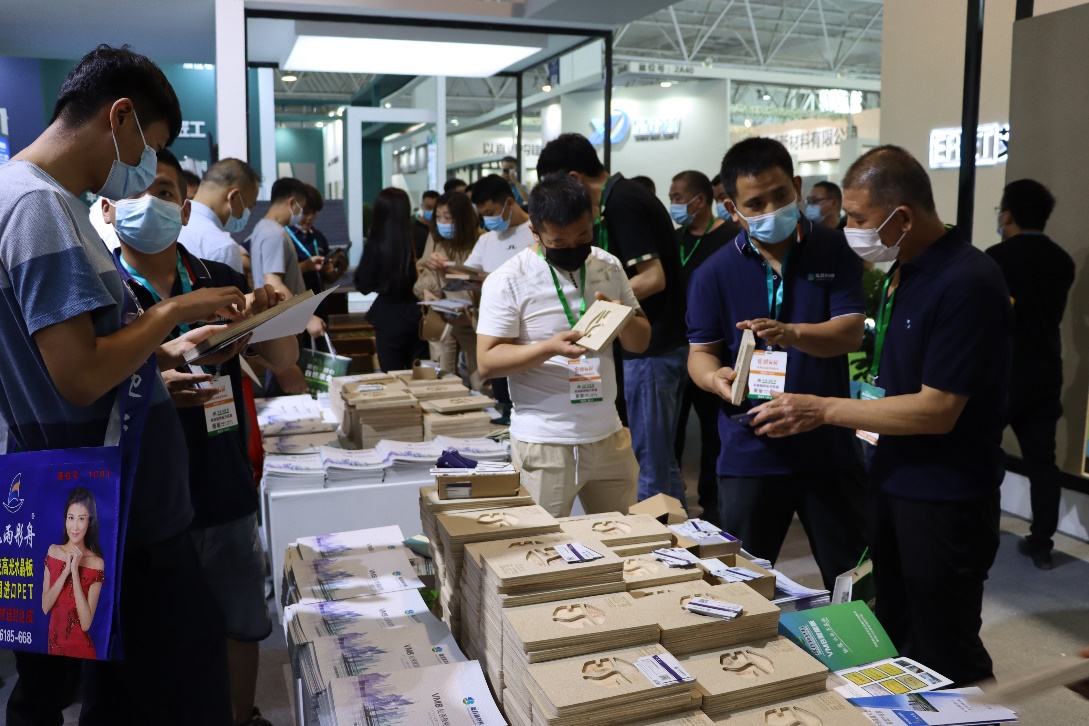 展會上各地客戶紛紛駐足咨詢松香聚能板.png 展會上各地客戶紛紛駐足咨詢松香聚能板.png