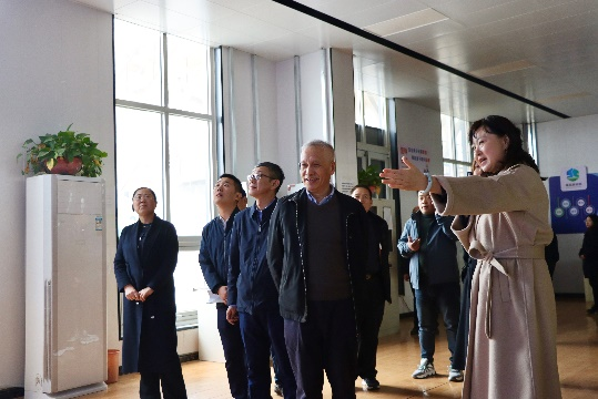 李佳峰會(huì)長，肖明秘書長、劉振東副會(huì)長觀看了解聚能板的全自動(dòng)工藝流程.png