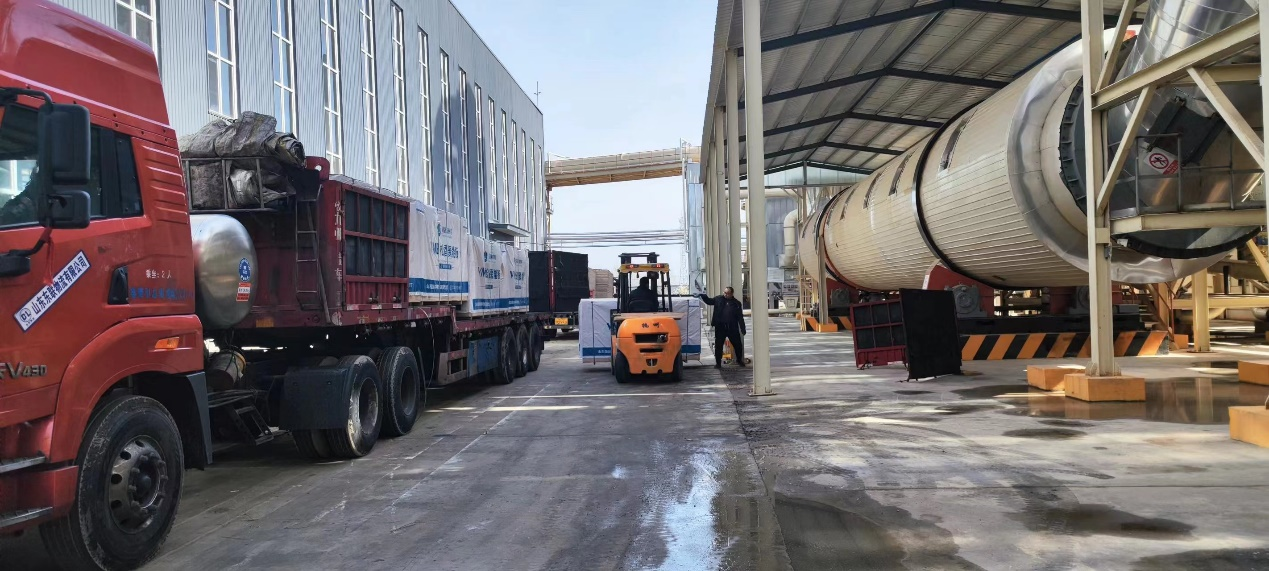 正在排隊(duì)裝貨的車輛.png 正在排隊(duì)裝貨的車輛.png