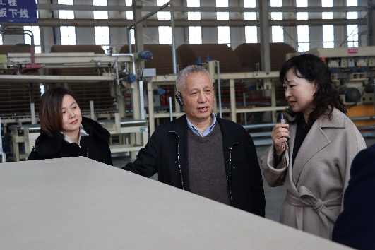 李佳峰會(huì)長、汪源在成品區(qū)詳細(xì)了解聚能板.png