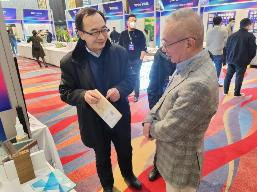 山東省家具行業(yè)協(xié)會(huì)領(lǐng)導(dǎo)詳細(xì)了解晟昌聚能板特性及優(yōu)勢(shì).png 山東省家具行業(yè)協(xié)會(huì)領(lǐng)導(dǎo)詳細(xì)了解晟昌聚能板特性及優(yōu)勢(shì).png