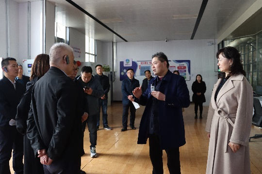 晟昌新材料董事長王守君向李佳峰會(huì)長、汪源副區(qū)長介紹聚能板工藝革新亮點(diǎn).png