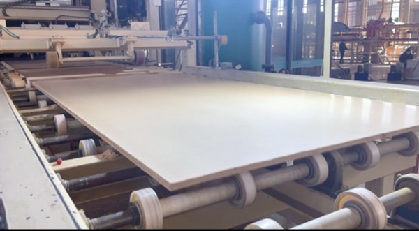 晟昌聚能板表面為何如此平整？